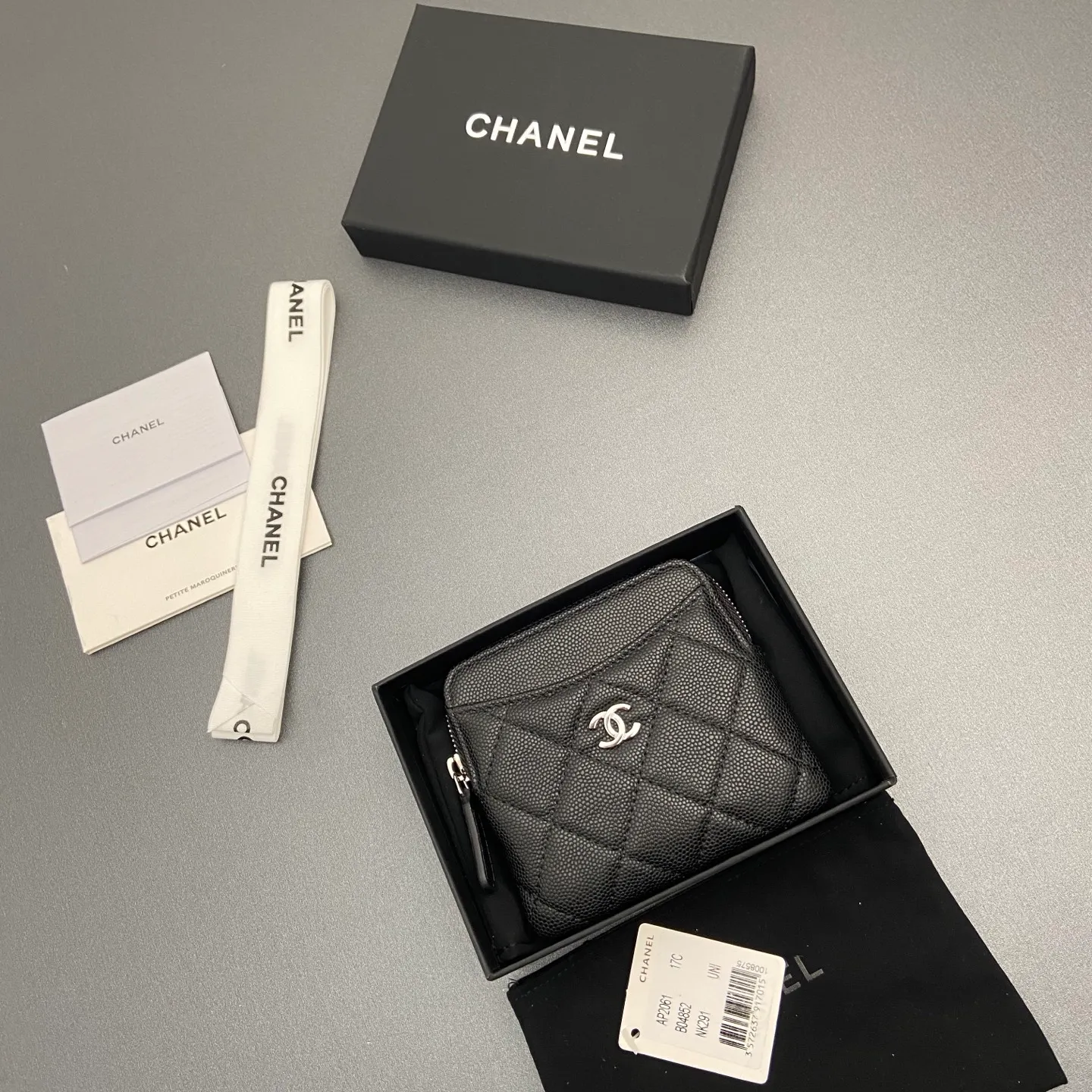 [Special grade hardware original leather] ¥380 Xiaoxiang small zipper bag card holder series Quilted card holder/wallet with iconic metal logo Gold tone metal hardware, special Italian imported leather 5 card slots, 1 small zipper bag No.: 2061 Black thin ball silver hardware Size: w11.5×h10×d2cm