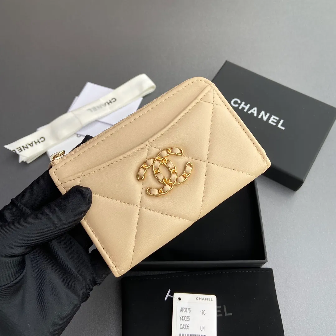 [Special grade hardware original leather] ¥340 Xiaoxiang small zipper bag card holder series Quilted card holder with iconic metal logo Gold tone metal hardware, special Italian imported leather 6 card slots, 1 small zipper bag No.: 3176 Apricot Sheep Gilt Size: w13×h9×2cm