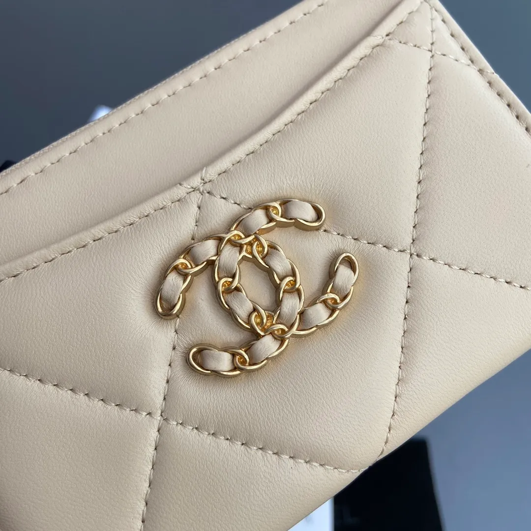 [Special grade hardware original leather] ¥340 Xiaoxiang small zipper bag card holder series Quilted card holder with iconic metal logo Gold tone metal hardware, special Italian imported leather 6 card slots, 1 small zipper bag No.: 3176 Apricot Sheep Gilt Size: w13×h9×2cm