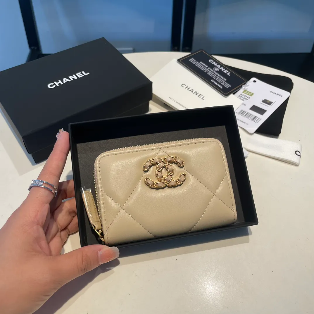 💰300😊 Upgraded version💋🆕 Ohanel new color🆕The latest zipper card holder, the texture of goatskin is invincible 😼The 19 series mainly promoted this season is the big rhombus, with a strong retro style👝Is there anyone who wants to buy each color🧸 The logo is eye-catching and unique, the goatskin has a light luster, and the temperament instantly ups and downs❣The fashionable style and style are also jointly created by Karl and Viard. The first series launched by the new artistic director will be a key recommendation of the brand from this year to next year, conveying the essence of the brand, with a full set of packaging 0945🍃size: 11.5*8cm