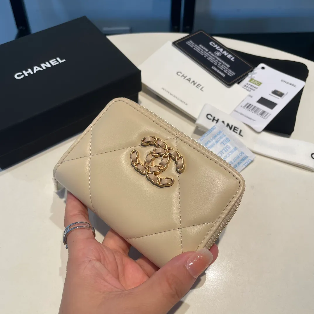 💰300😊 Upgraded version💋🆕 Ohanel new color🆕The latest zipper card holder, the texture of goatskin is invincible 😼The 19 series mainly promoted this season is the big rhombus, with a strong retro style👝Is there anyone who wants to buy each color🧸 The logo is eye-catching and unique, the goatskin has a light luster, and the temperament instantly ups and downs❣The fashionable style and style are also jointly created by Karl and Viard. The first series launched by the new artistic director will be a key recommendation of the brand from this year to next year, conveying the essence of the brand, with a full set of packaging 0945🍃size: 11.5*8cm