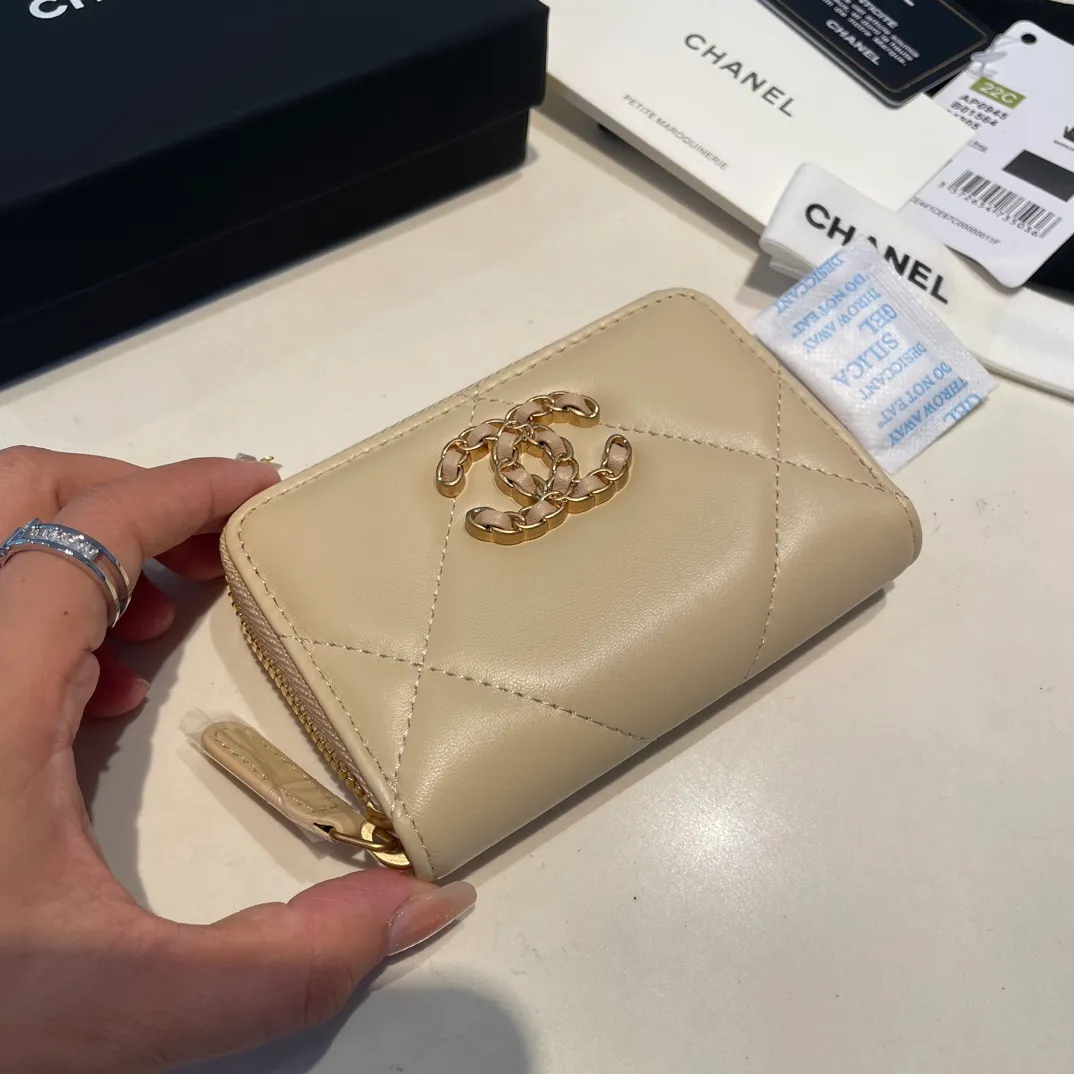 💰300😊 Upgraded version💋🆕 Ohanel new color🆕The latest zipper card holder, the texture of goatskin is invincible 😼The 19 series mainly promoted this season is the big rhombus, with a strong retro style👝Is there anyone who wants to buy each color🧸 The logo is eye-catching and unique, the goatskin has a light luster, and the temperament instantly ups and downs❣The fashionable style and style are also jointly created by Karl and Viard. The first series launched by the new artistic director will be a key recommendation of the brand from this year to next year, conveying the essence of the brand, with a full set of packaging 0945🍃size: 11.5*8cm