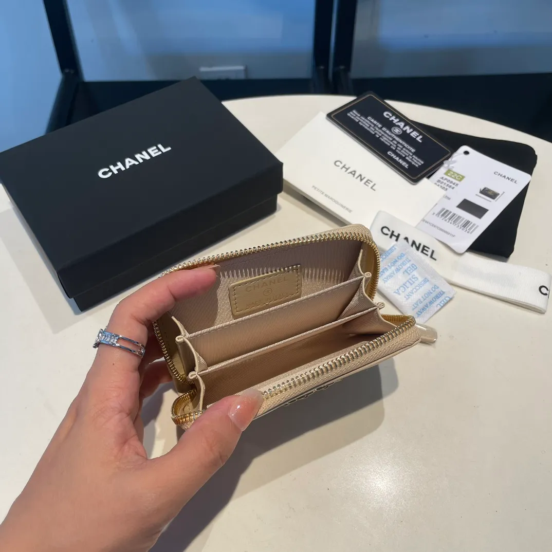 💰300😊 Upgraded version💋🆕 Ohanel new color🆕The latest zipper card holder, the texture of goatskin is invincible 😼The 19 series mainly promoted this season is the big rhombus, with a strong retro style👝Is there anyone who wants to buy each color🧸 The logo is eye-catching and unique, the goatskin has a light luster, and the temperament instantly ups and downs❣The fashionable style and style are also jointly created by Karl and Viard. The first series launched by the new artistic director will be a key recommendation of the brand from this year to next year, conveying the essence of the brand, with a full set of packaging 0945🍃size: 11.5*8cm
