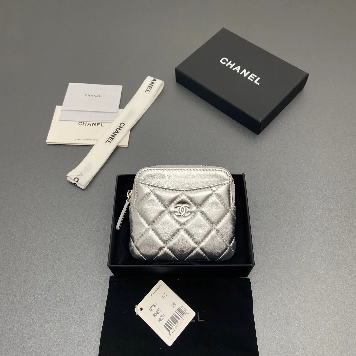 [Special grade hardware original leather] ¥380 Xiaoxiang small zipper bag card holder series Quilted card holder/wallet with iconic metal logo Gold tone metal hardware, special Italian imported leather 5 card slots, 1 small zipper bag No.: 2061 Silver sheepskin silver hardware Size: w11.5×h10×d2cm