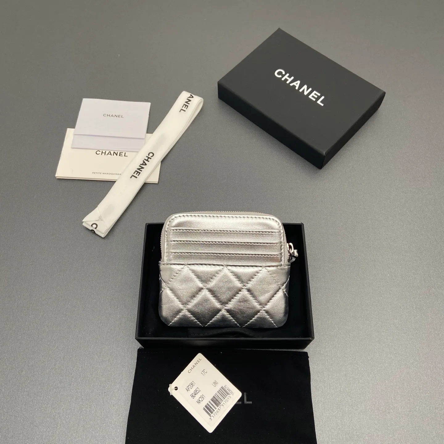 [Special grade hardware original leather] ¥380 Xiaoxiang small zipper bag card holder series Quilted card holder/wallet with iconic metal logo Gold tone metal hardware, special Italian imported leather 5 card slots, 1 small zipper bag No.: 2061 Silver sheepskin silver hardware Size: w11.5×h10×d2cm