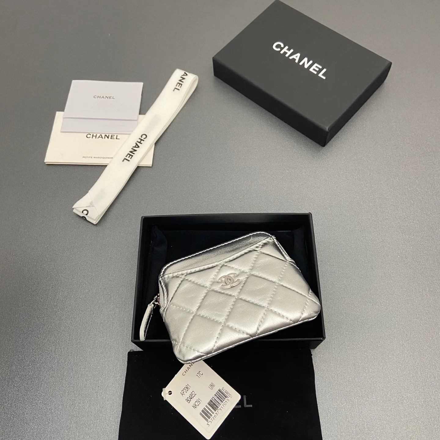 [Special grade hardware original leather] ¥380 Xiaoxiang small zipper bag card holder series Quilted card holder/wallet with iconic metal logo Gold tone metal hardware, special Italian imported leather 5 card slots, 1 small zipper bag No.: 2061 Silver sheepskin silver hardware Size: w11.5×h10×d2cm