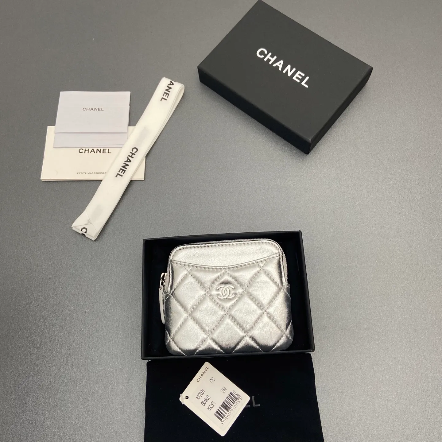 [Special grade hardware original leather] ¥380 Xiaoxiang small zipper bag card holder series Quilted card holder/wallet with iconic metal logo Gold tone metal hardware, special Italian imported leather 5 card slots, 1 small zipper bag No.: 2061 Silver sheepskin silver hardware Size: w11.5×h10×d2cm