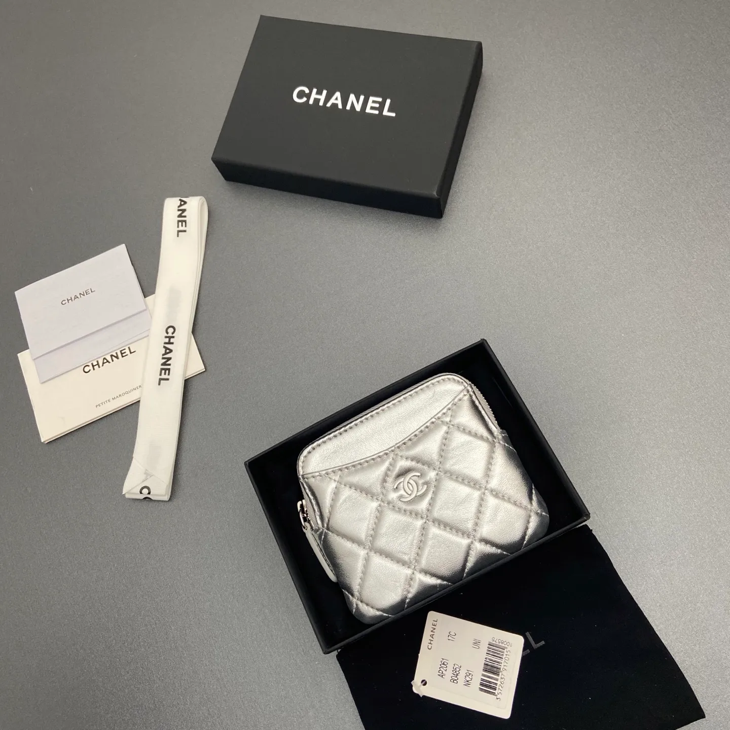 [Special grade hardware original leather] ¥380 Xiaoxiang small zipper bag card holder series Quilted card holder/wallet with iconic metal logo Gold tone metal hardware, special Italian imported leather 5 card slots, 1 small zipper bag No.: 2061 Silver sheepskin silver hardware Size: w11.5×h10×d2cm