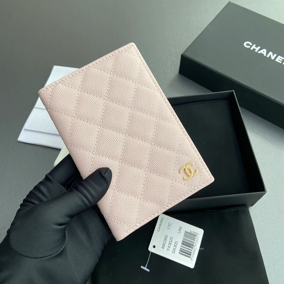 [Special grade hardware original leather] ¥280 Xiaoxiang passport holder series Quilted card holder with iconic metal logo Gold tone metal hardware, special Italian imported leather 4 card slots, 1 passport holder Number: 80385 Light pink fine ball gold Size: w10×h15×d2cm