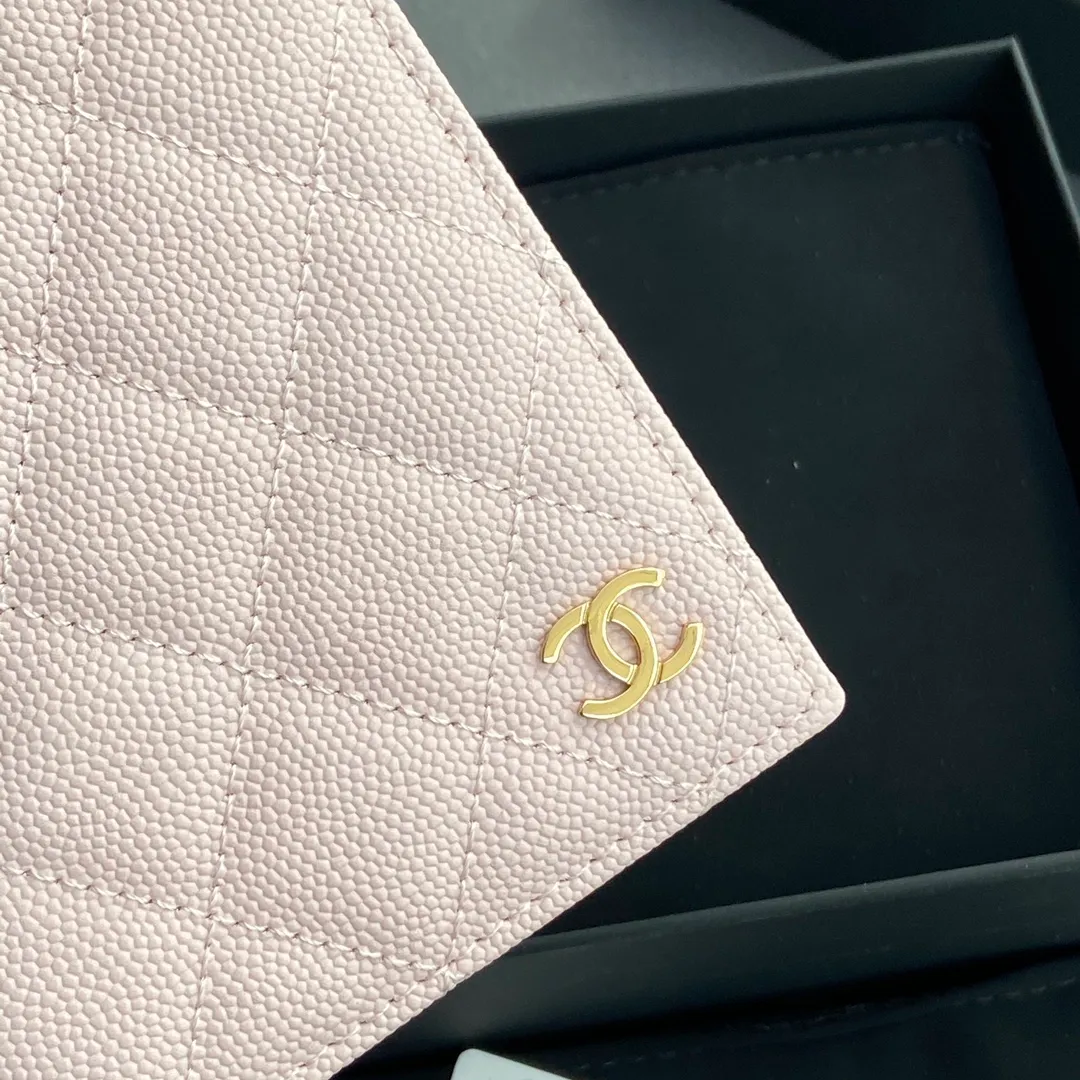 [Special grade hardware original leather] ¥280 Xiaoxiang passport holder series Quilted card holder with iconic metal logo Gold tone metal hardware, special Italian imported leather 4 card slots, 1 passport holder Number: 80385 Light pink fine ball gold Size: w10×h15×d2cm