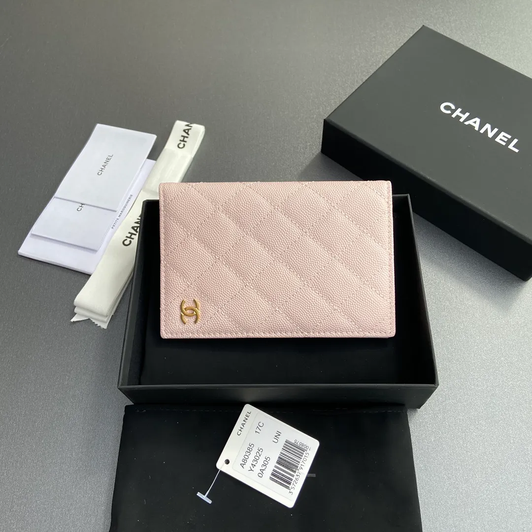 [Special grade hardware original leather] ¥280 Xiaoxiang passport holder series Quilted card holder with iconic metal logo Gold tone metal hardware, special Italian imported leather 4 card slots, 1 passport holder Number: 80385 Light pink fine ball gold Size: w10×h15×d2cm