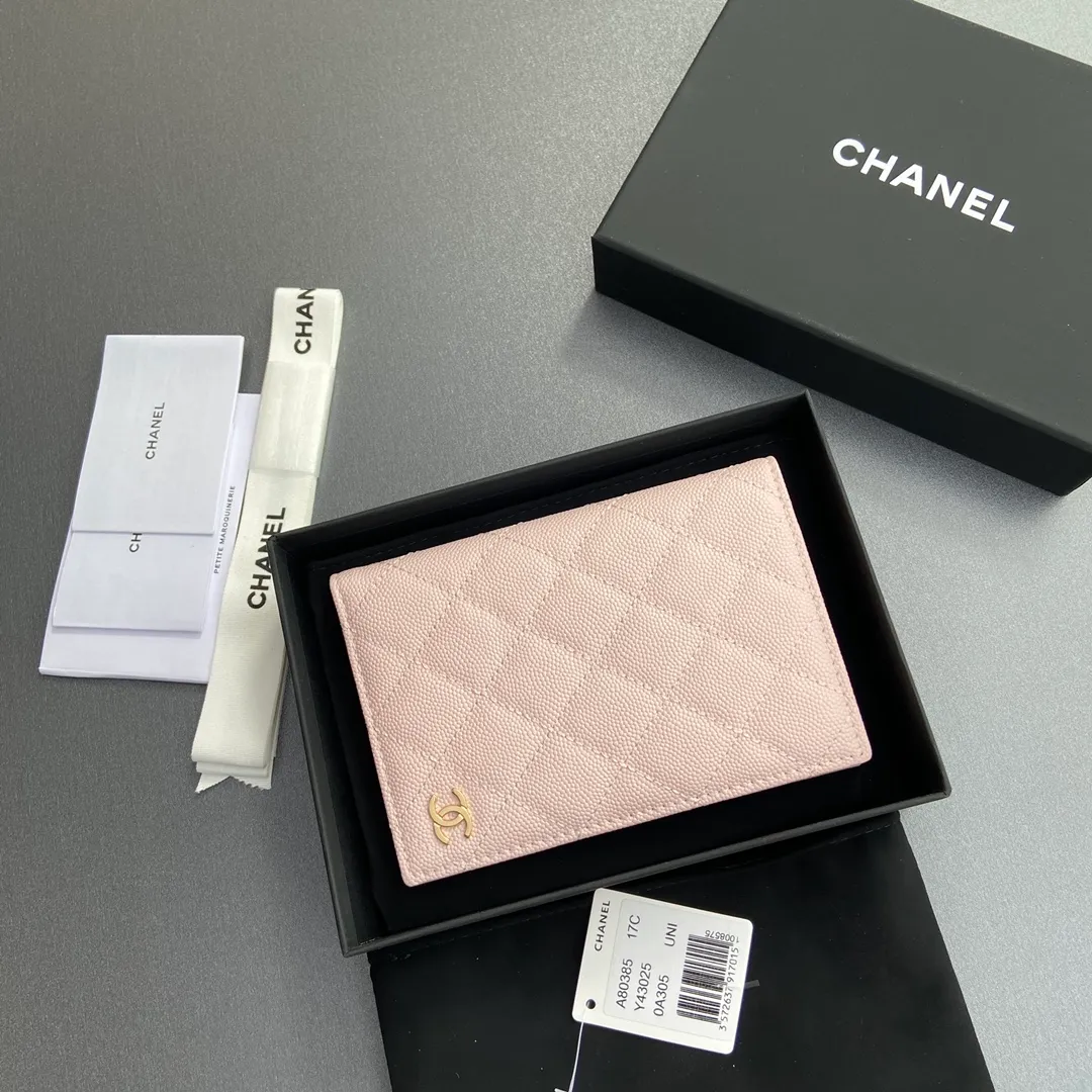 [Special grade hardware original leather] ¥280 Xiaoxiang passport holder series Quilted card holder with iconic metal logo Gold tone metal hardware, special Italian imported leather 4 card slots, 1 passport holder Number: 80385 Light pink fine ball gold Size: w10×h15×d2cm
