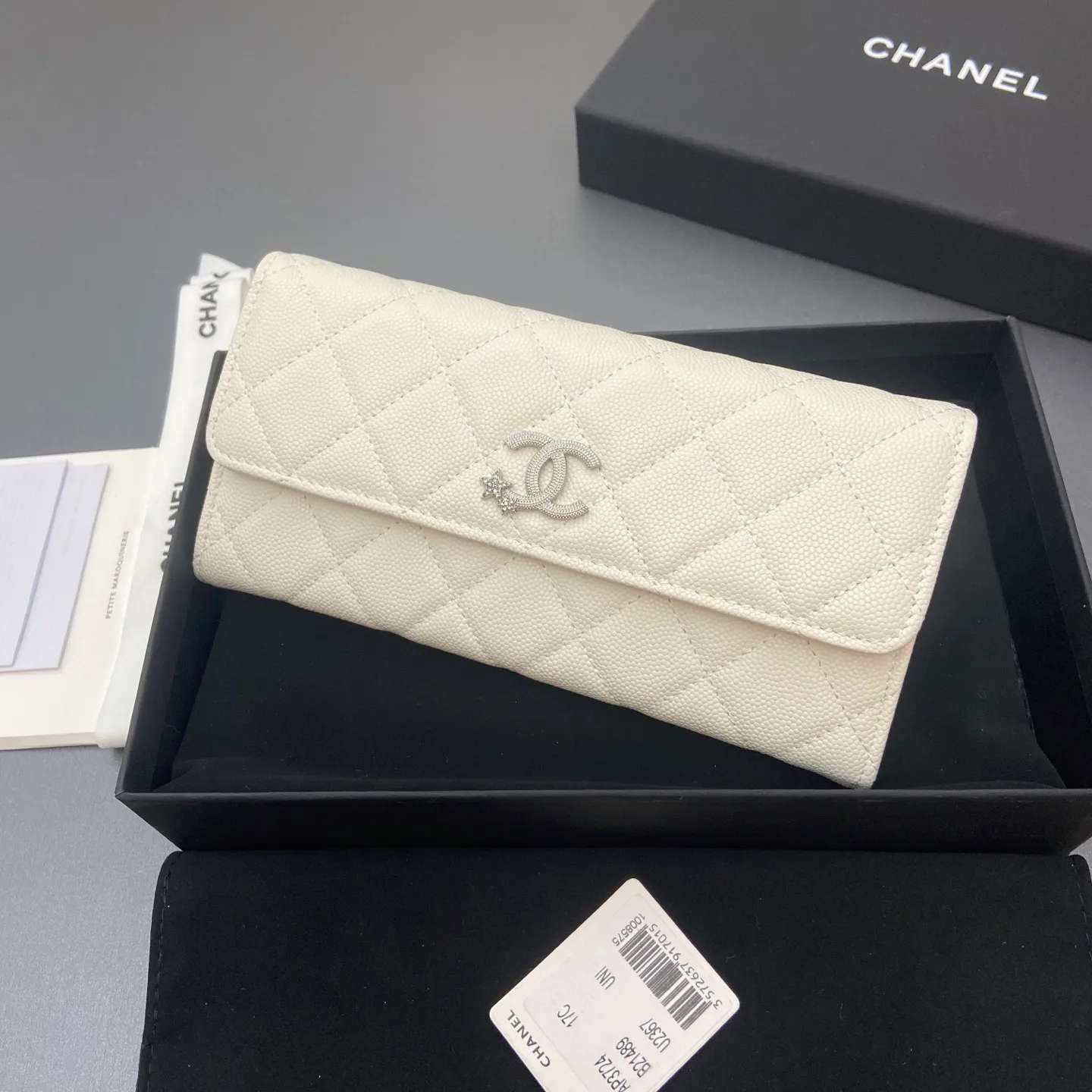 25b new series caviar cowhide with stars ⭐logo shiny blingblibg~ flip long clip wallet series white fine ball pattern silver star hardware 12 card slots, two banknote compartments two compartments, 1 zipper bag Price: 250 No.: 3724 Size: w19×h10×d3cm