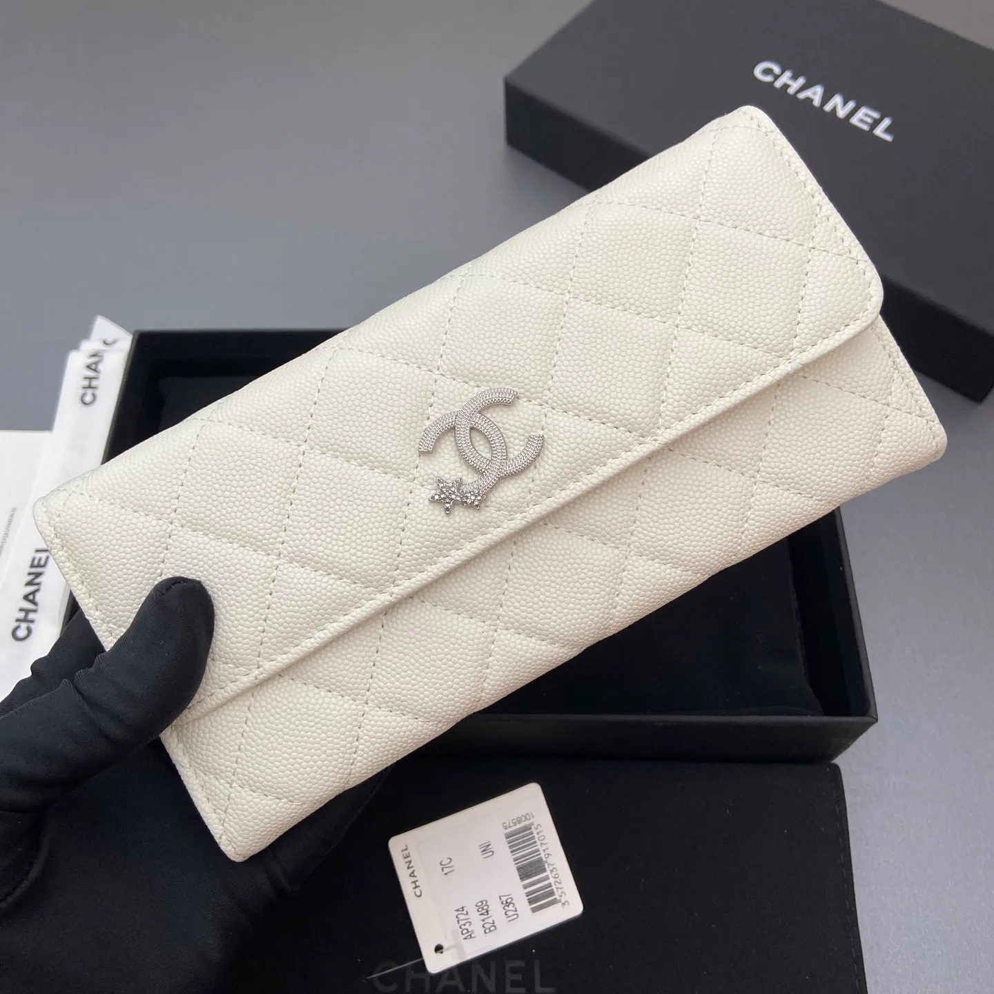 25b new series caviar cowhide with stars ⭐logo shiny blingblibg~ flip long clip wallet series white fine ball pattern silver star hardware 12 card slots, two banknote compartments two compartments, 1 zipper bag Price: 250 No.: 3724 Size: w19×h10×d3cm