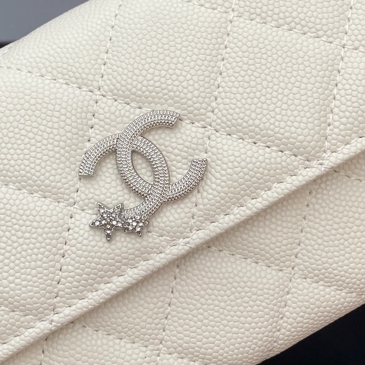 25b new series caviar cowhide with stars ⭐logo shiny blingblibg~ flip long clip wallet series white fine ball pattern silver star hardware 12 card slots, two banknote compartments two compartments, 1 zipper bag Price: 250 No.: 3724 Size: w19×h10×d3cm
