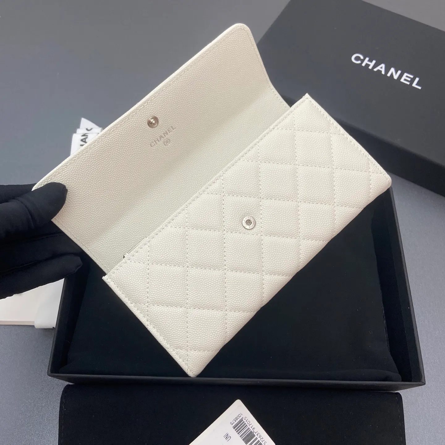 25b new series caviar cowhide with stars ⭐logo shiny blingblibg~ flip long clip wallet series white fine ball pattern silver star hardware 12 card slots, two banknote compartments two compartments, 1 zipper bag Price: 250 No.: 3724 Size: w19×h10×d3cm