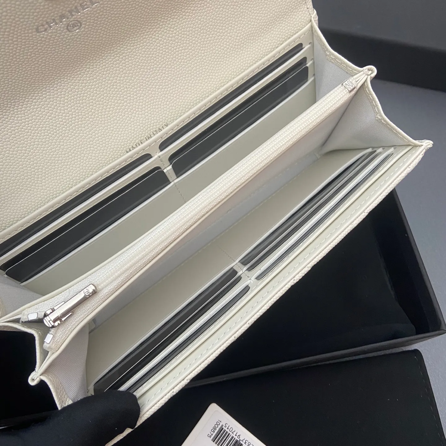 25b new series caviar cowhide with stars ⭐logo shiny blingblibg~ flip long clip wallet series white fine ball pattern silver star hardware 12 card slots, two banknote compartments two compartments, 1 zipper bag Price: 250 No.: 3724 Size: w19×h10×d3cm