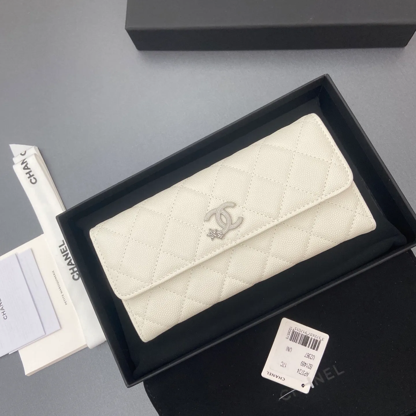 25b new series caviar cowhide with stars ⭐logo shiny blingblibg~ flip long clip wallet series white fine ball pattern silver star hardware 12 card slots, two banknote compartments two compartments, 1 zipper bag Price: 250 No.: 3724 Size: w19×h10×d3cm