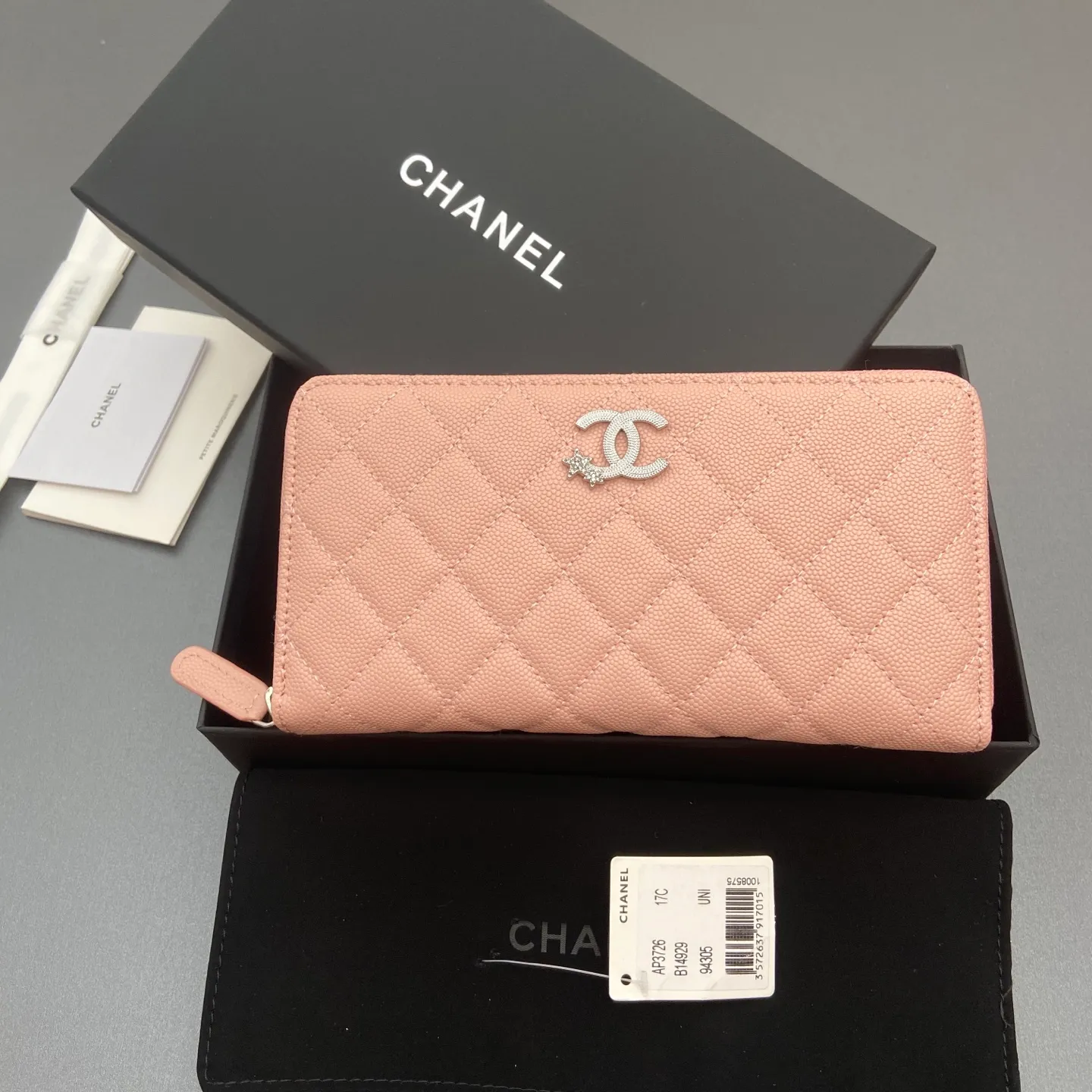 25b new series caviar cowhide with stars ⭐logo shiny blingblibg~zipper bag series pink fine ball pattern silver star hardware 12 card slots, two banknote compartments two compartments, 1 zipper bag Price: 250 No.: 3726 Size: w19×h10×d3cm