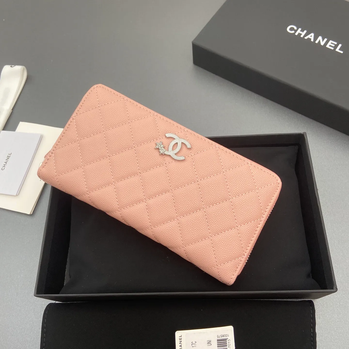 25b new series caviar cowhide with stars ⭐logo shiny blingblibg~zipper bag series pink fine ball pattern silver star hardware 12 card slots, two banknote compartments two compartments, 1 zipper bag Price: 250 No.: 3726 Size: w19×h10×d3cm