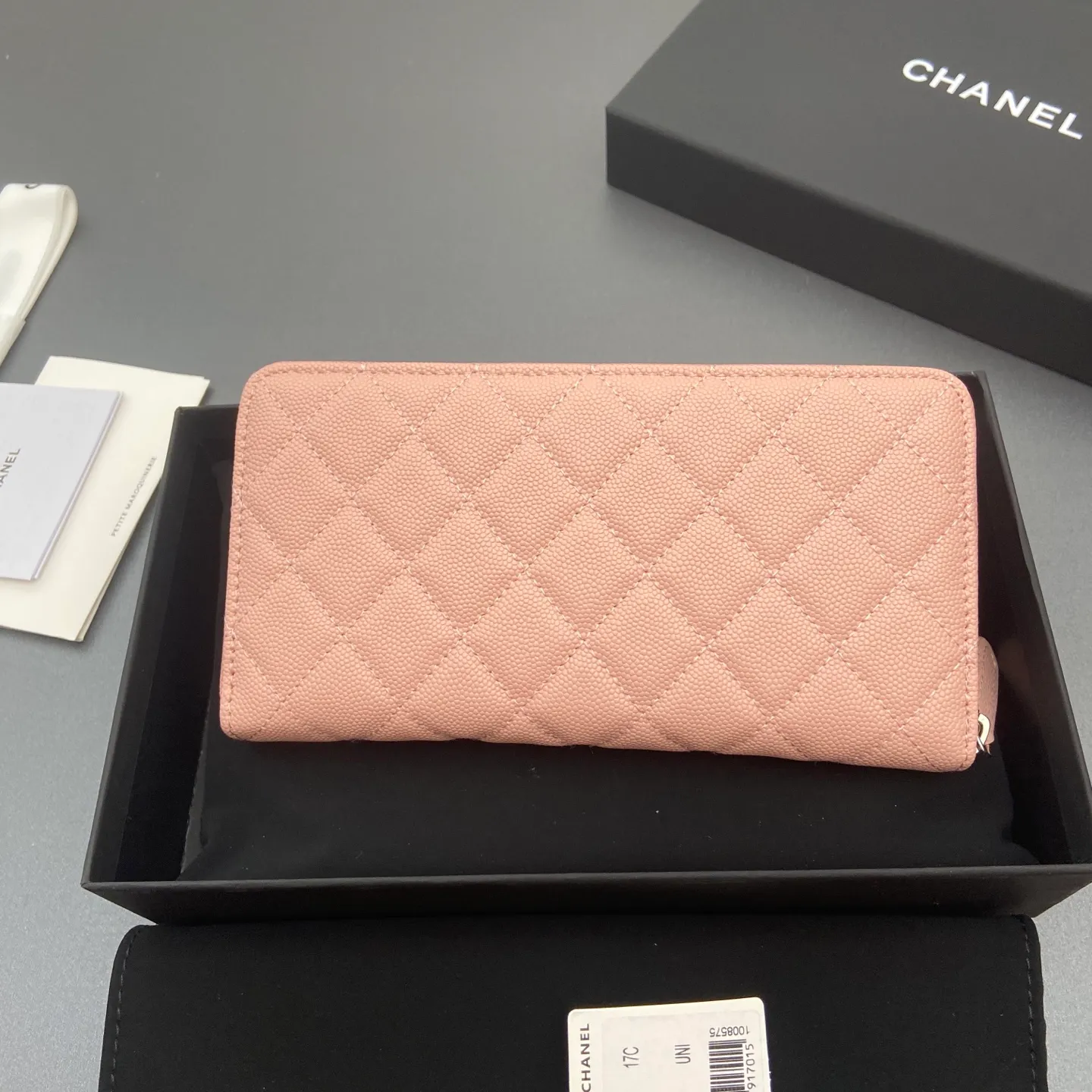 25b new series caviar cowhide with stars ⭐logo shiny blingblibg~zipper bag series pink fine ball pattern silver star hardware 12 card slots, two banknote compartments two compartments, 1 zipper bag Price: 250 No.: 3726 Size: w19×h10×d3cm