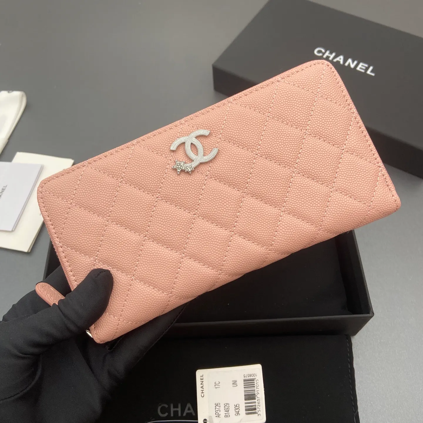 25b new series caviar cowhide with stars ⭐logo shiny blingblibg~zipper bag series pink fine ball pattern silver star hardware 12 card slots, two banknote compartments two compartments, 1 zipper bag Price: 250 No.: 3726 Size: w19×h10×d3cm