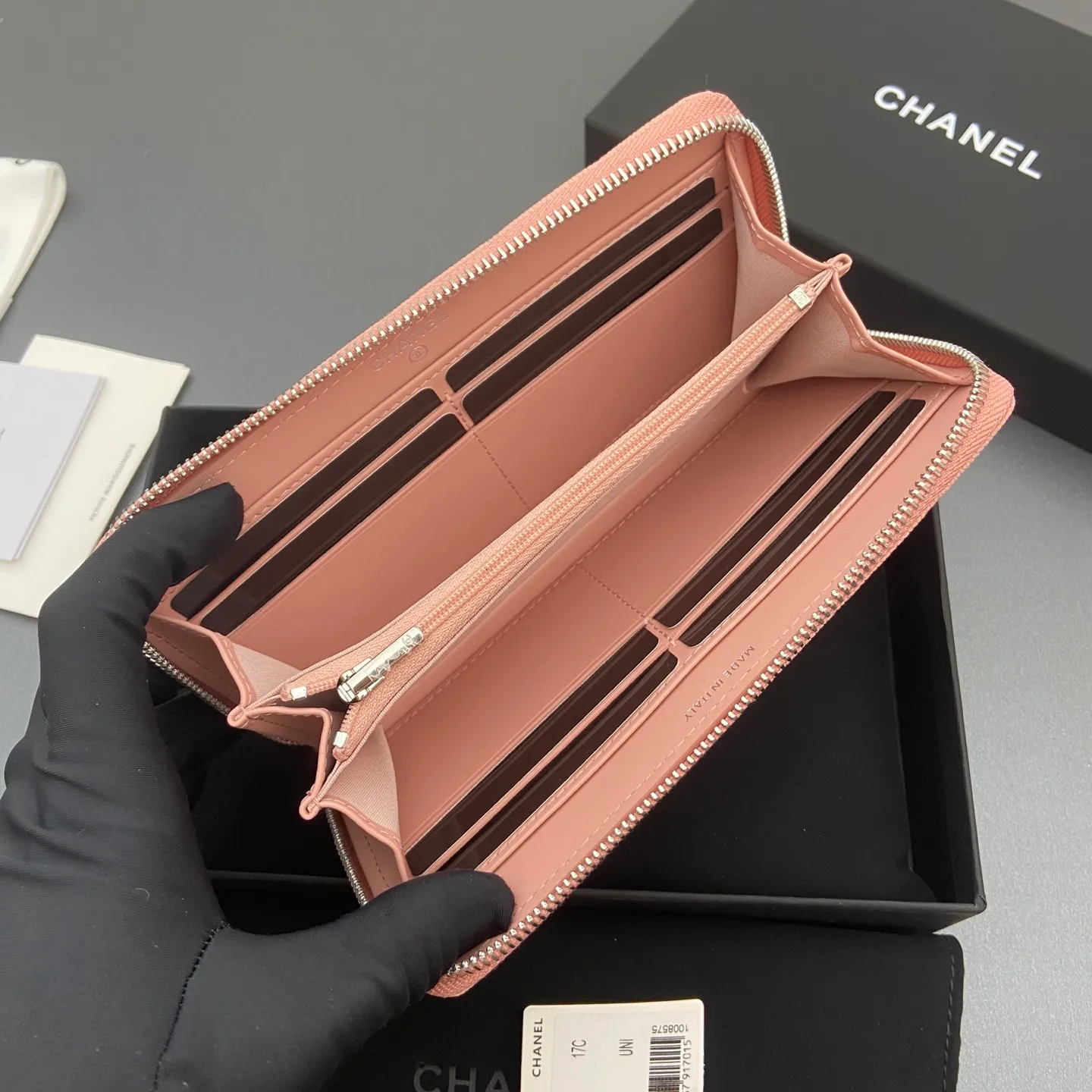 25b new series caviar cowhide with stars ⭐logo shiny blingblibg~zipper bag series pink fine ball pattern silver star hardware 12 card slots, two banknote compartments two compartments, 1 zipper bag Price: 250 No.: 3726 Size: w19×h10×d3cm