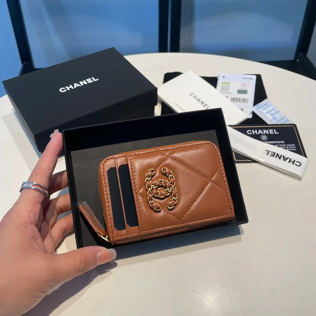 💰320😊Upgraded version💋🆕Ohanel new color🆕The latest zipper card holder with multiple card slots. The texture of goatskin is unparalleled. 😼The 19 series that is mainly recommended this season is a big rhombus with a strong retro style. I want to buy every color🧸 The logo is eye-catching and unique, the goatskin has a faint luster, and the temperament instantly ups and downs❣The fashionable style and style are also jointly created by Karl and Viard. The first series launched by the new artistic director will be a key recommendation of the brand from this year to next year, conveying the essence of the brand, with a full set of packaging 2701🍃size: 7.5*11cm