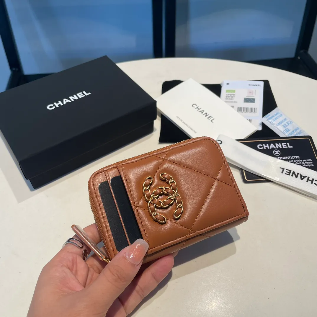 💰320😊Upgraded version💋🆕Ohanel new color🆕The latest zipper card holder with multiple card slots. The texture of goatskin is unparalleled. 😼The 19 series that is mainly recommended this season is a big rhombus with a strong retro style. I want to buy every color🧸 The logo is eye-catching and unique, the goatskin has a faint luster, and the temperament instantly ups and downs❣The fashionable style and style are also jointly created by Karl and Viard. The first series launched by the new artistic director will be a key recommendation of the brand from this year to next year, conveying the essence of the brand, with a full set of packaging 2701🍃size: 7.5*11cm