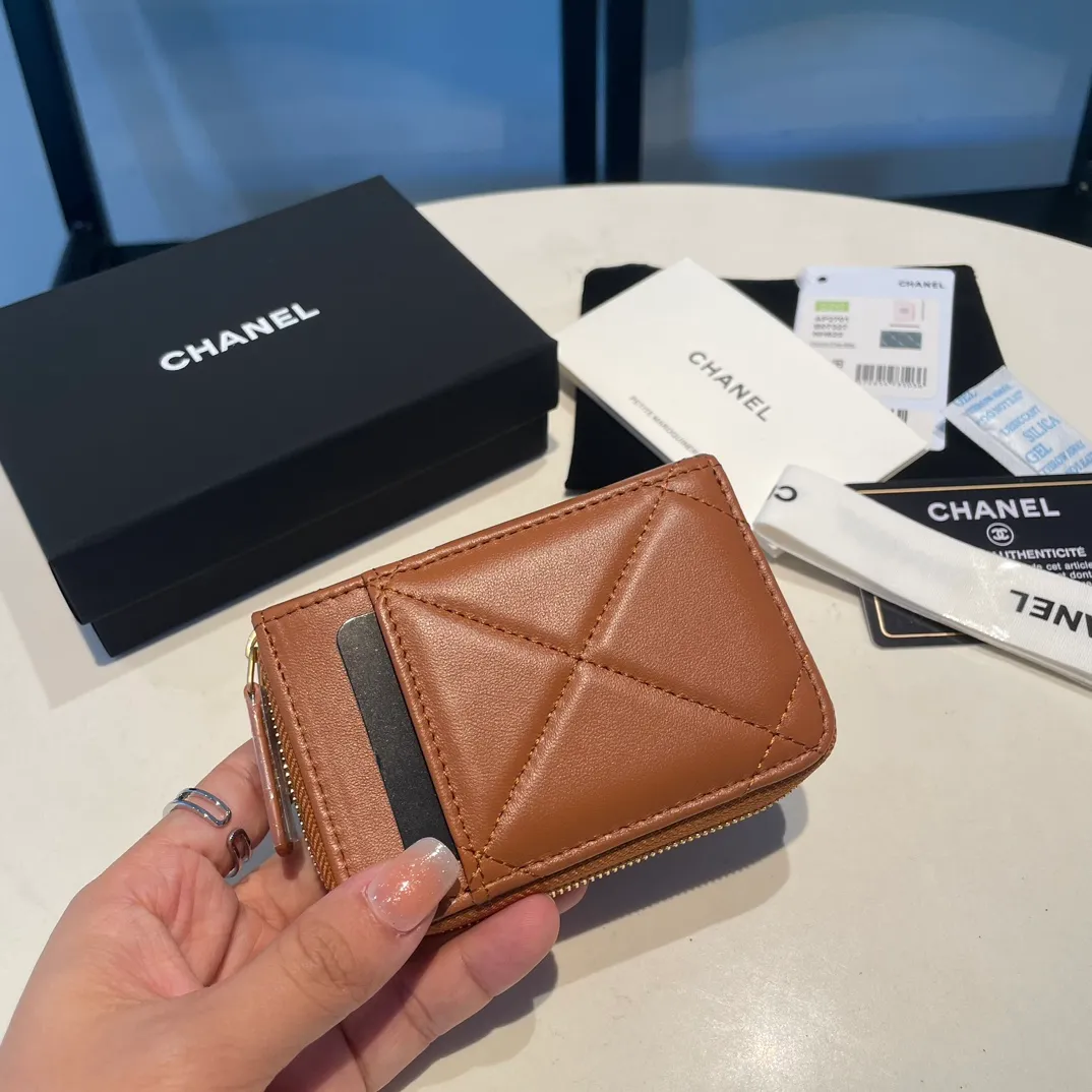 💰320😊Upgraded version💋🆕Ohanel new color🆕The latest zipper card holder with multiple card slots. The texture of goatskin is unparalleled. 😼The 19 series that is mainly recommended this season is a big rhombus with a strong retro style. I want to buy every color🧸 The logo is eye-catching and unique, the goatskin has a faint luster, and the temperament instantly ups and downs❣The fashionable style and style are also jointly created by Karl and Viard. The first series launched by the new artistic director will be a key recommendation of the brand from this year to next year, conveying the essence of the brand, with a full set of packaging 2701🍃size: 7.5*11cm