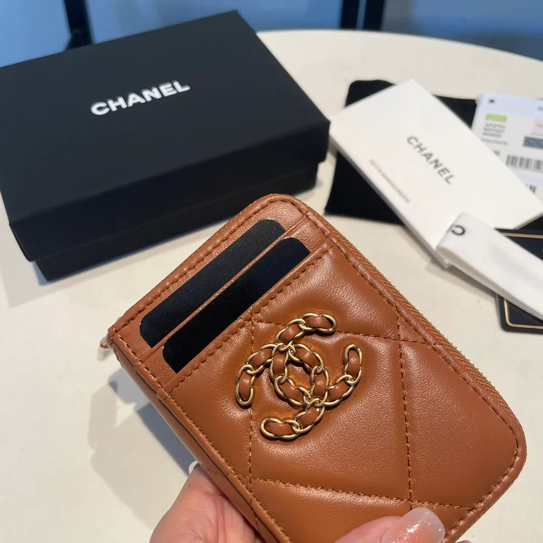 💰320😊Upgraded version💋🆕Ohanel new color🆕The latest zipper card holder with multiple card slots. The texture of goatskin is unparalleled. 😼The 19 series that is mainly recommended this season is a big rhombus with a strong retro style. I want to buy every color🧸 The logo is eye-catching and unique, the goatskin has a faint luster, and the temperament instantly ups and downs❣The fashionable style and style are also jointly created by Karl and Viard. The first series launched by the new artistic director will be a key recommendation of the brand from this year to next year, conveying the essence of the brand, with a full set of packaging 2701🍃size: 7.5*11cm
