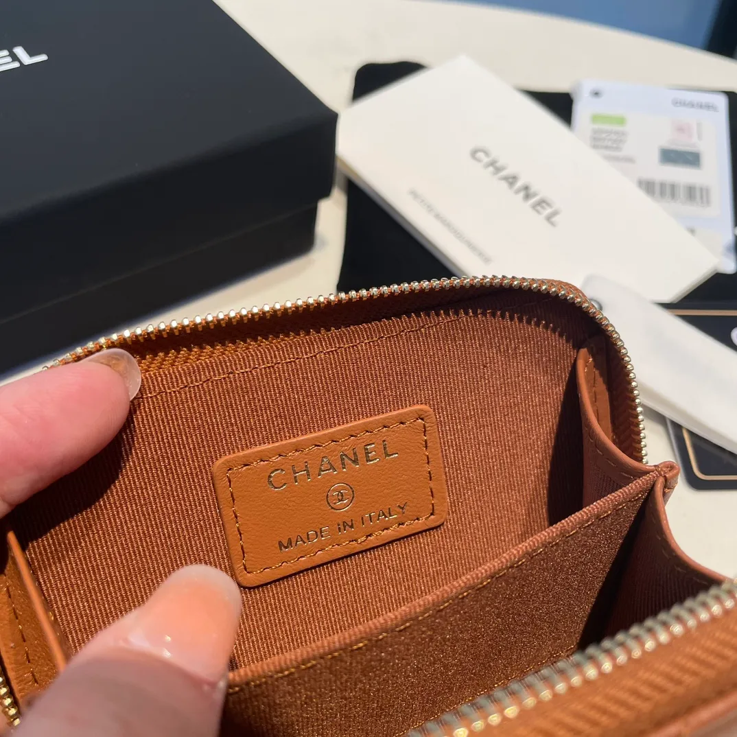 💰320😊Upgraded version💋🆕Ohanel new color🆕The latest zipper card holder with multiple card slots. The texture of goatskin is unparalleled. 😼The 19 series that is mainly recommended this season is a big rhombus with a strong retro style. I want to buy every color🧸 The logo is eye-catching and unique, the goatskin has a faint luster, and the temperament instantly ups and downs❣The fashionable style and style are also jointly created by Karl and Viard. The first series launched by the new artistic director will be a key recommendation of the brand from this year to next year, conveying the essence of the brand, with a full set of packaging 2701🍃size: 7.5*11cm