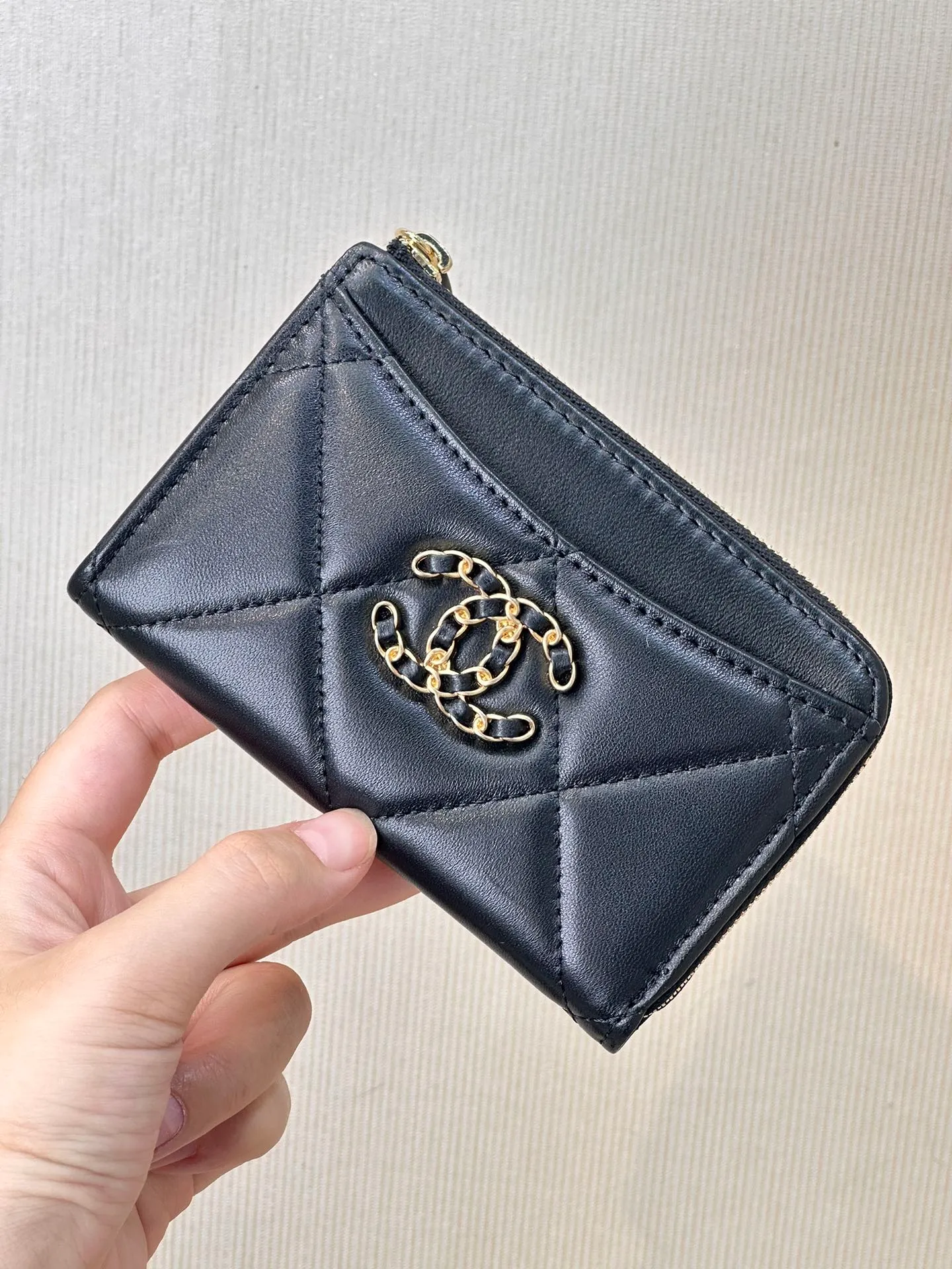 3176 leather chain logo black