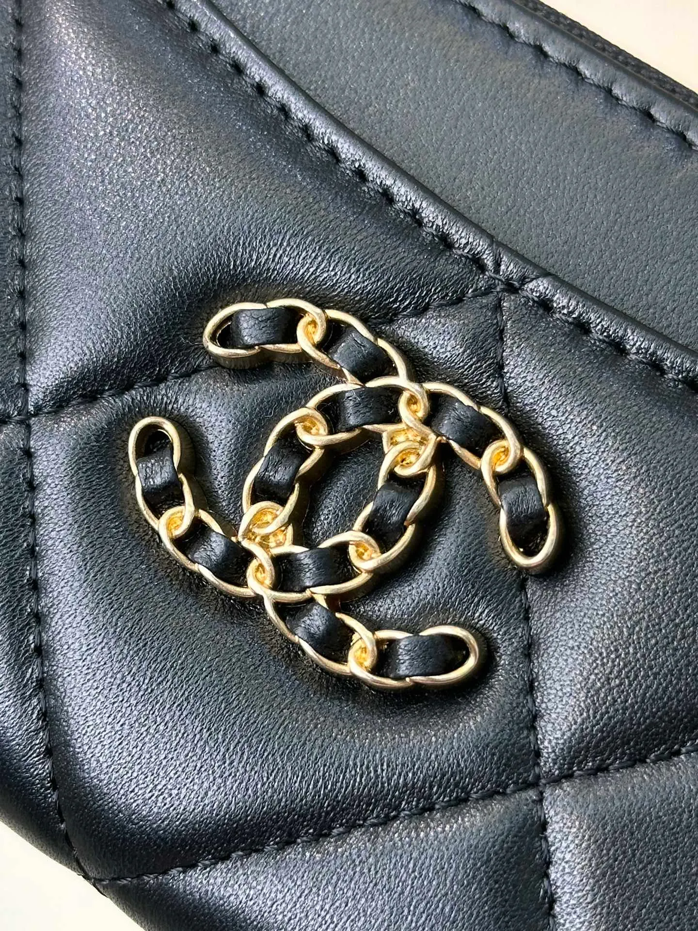 3176 leather chain logo black