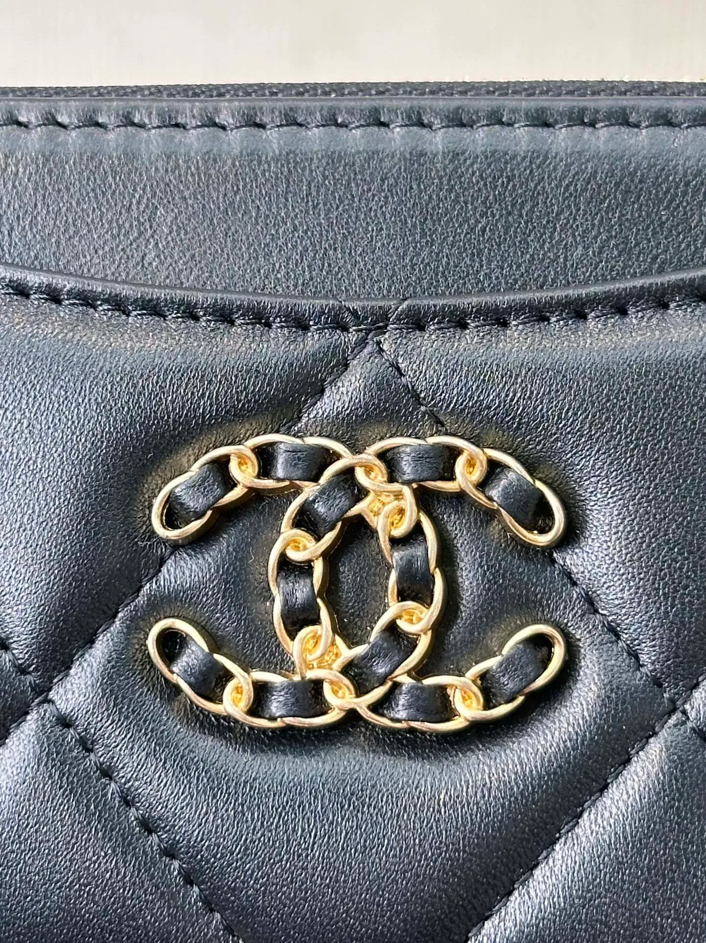 3176 leather chain logo black