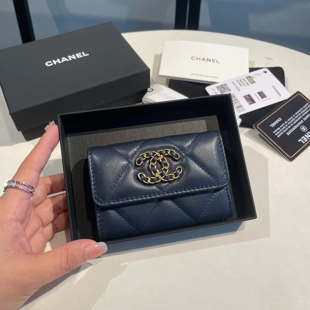 💰300😊Upgraded version💋🆕Ohanel new color🆕The latest hijab card holder, the texture of goatskin is invincible 😼The 19 series that is mainly promoted this season is the big rhombus, with a strong retro style👝Is there anyone who wants to buy each color🧸 The logo is eye-catching and unique, the goatskin has a faint luster, and the temperament instantly ups and downs❣The fashionable style and style are also co-created by Karl and Viard. The first series launched by the new artistic director will be a key recommendation of the brand from this year to next year, conveying the essence of the brand, with a full set of packaging 1790🍃size: 8.5*11cm