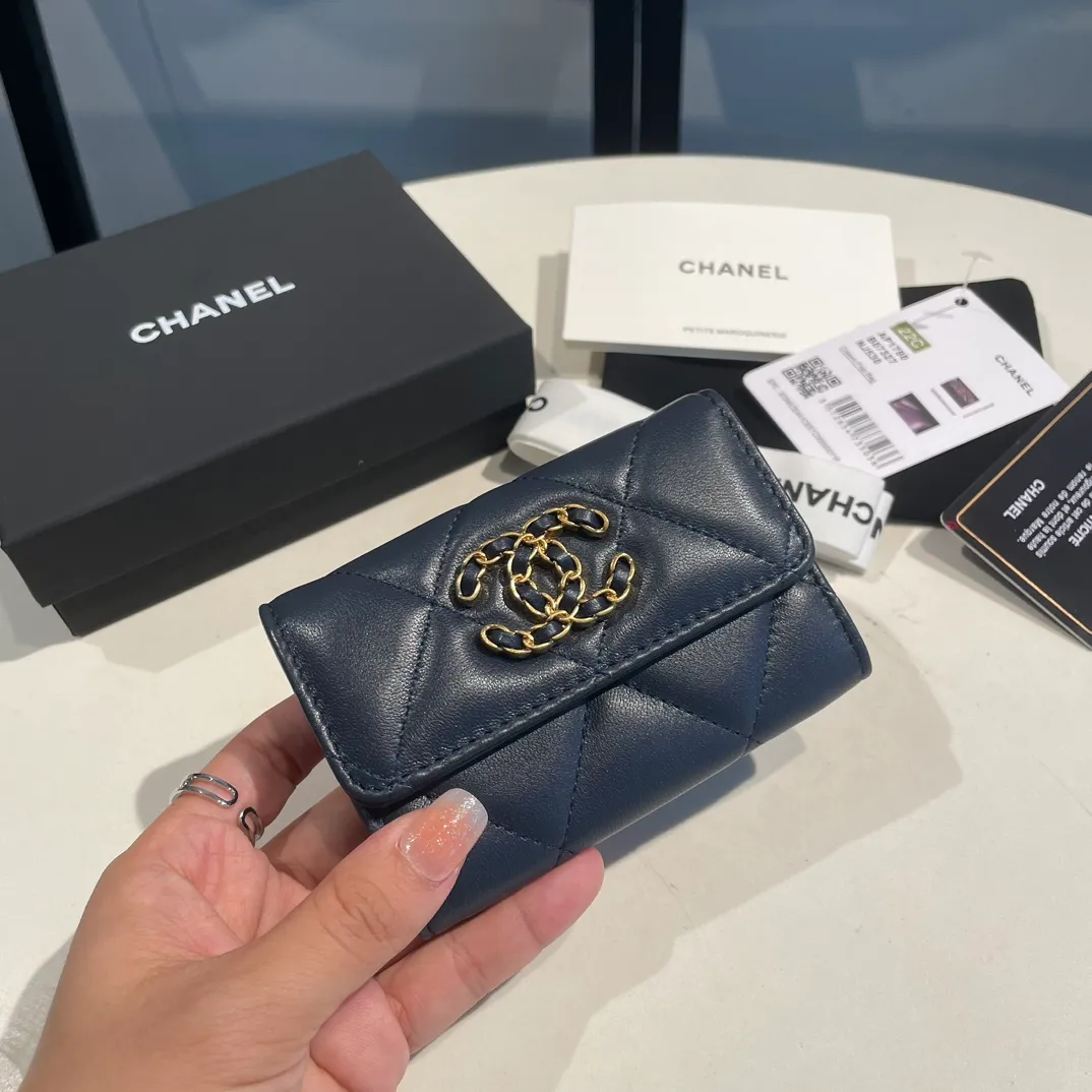 💰300😊Upgraded version💋🆕Ohanel new color🆕The latest hijab card holder, the texture of goatskin is invincible 😼The 19 series that is mainly promoted this season is the big rhombus, with a strong retro style👝Is there anyone who wants to buy each color🧸 The logo is eye-catching and unique, the goatskin has a faint luster, and the temperament instantly ups and downs❣The fashionable style and style are also co-created by Karl and Viard. The first series launched by the new artistic director will be a key recommendation of the brand from this year to next year, conveying the essence of the brand, with a full set of packaging 1790🍃size: 8.5*11cm