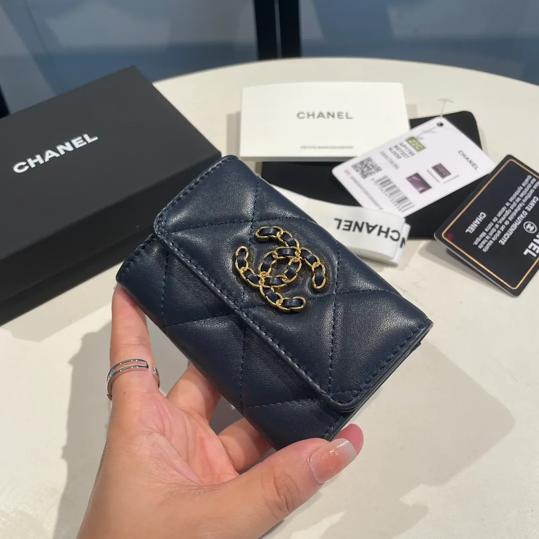 💰300😊Upgraded version💋🆕Ohanel new color🆕The latest hijab card holder, the texture of goatskin is invincible 😼The 19 series that is mainly promoted this season is the big rhombus, with a strong retro style👝Is there anyone who wants to buy each color🧸 The logo is eye-catching and unique, the goatskin has a faint luster, and the temperament instantly ups and downs❣The fashionable style and style are also co-created by Karl and Viard. The first series launched by the new artistic director will be a key recommendation of the brand from this year to next year, conveying the essence of the brand, with a full set of packaging 1790🍃size: 8.5*11cm