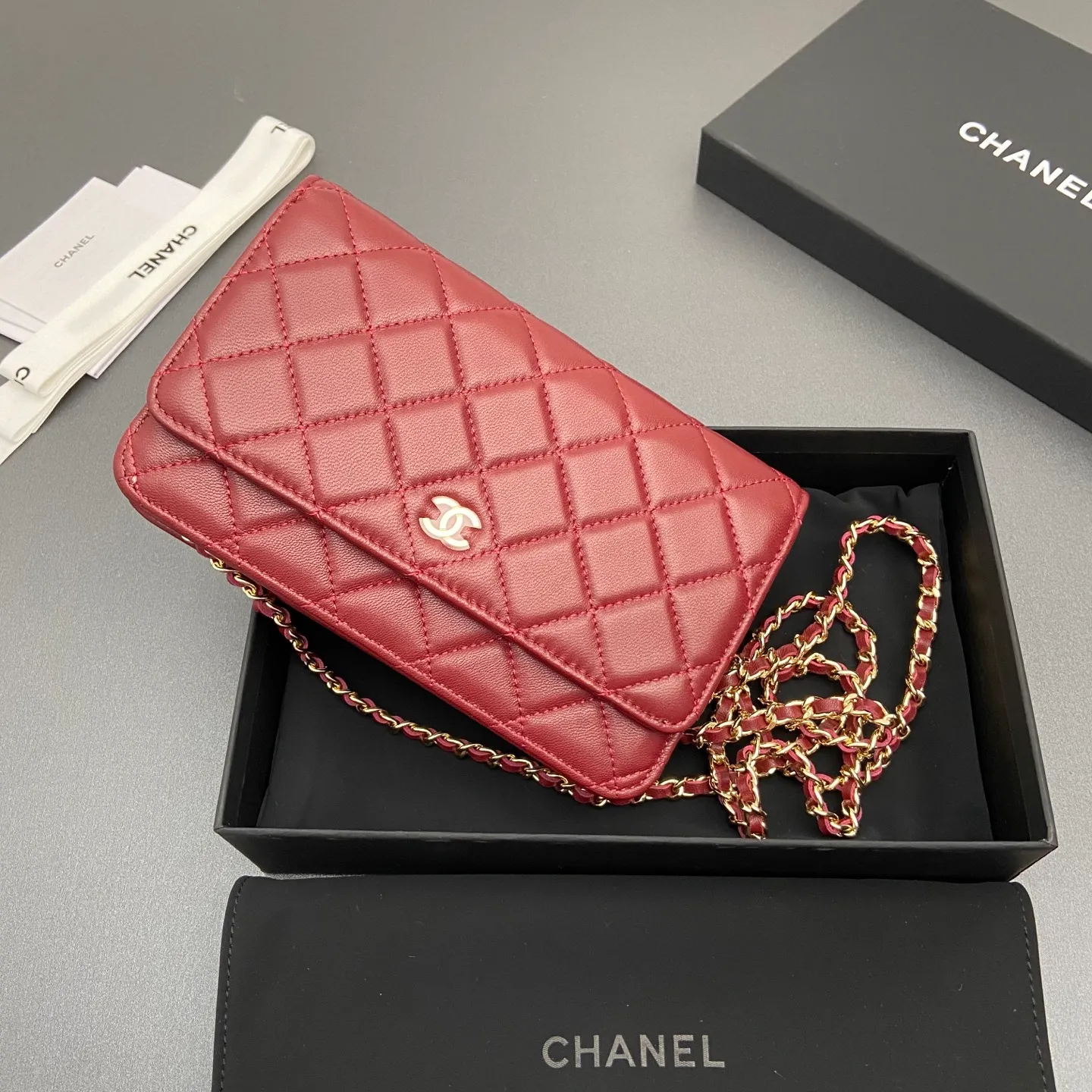Xiaoxiang imported Italian sheepskin Item number: A0250 Price: 640 Size: w20×h13×d3.5cm Color: Burgundy sheepskin gold steel mark