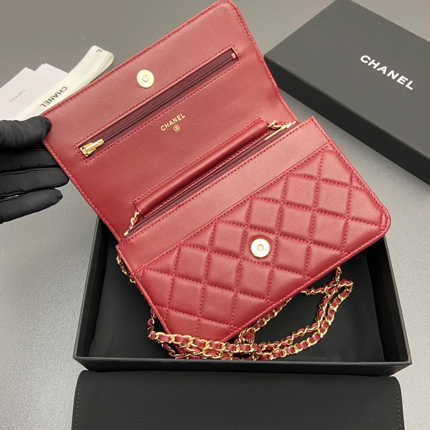 Xiaoxiang imported Italian sheepskin Item number: A0250 Price: 640 Size: w20×h13×d3.5cm Color: Burgundy sheepskin gold steel mark