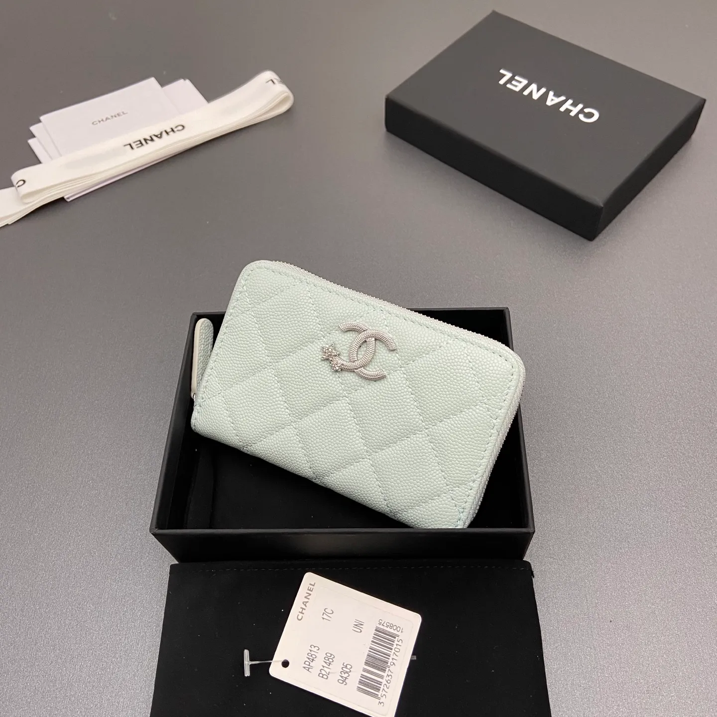 25b new series caviar cowhide with stars ⭐logo shiny blingblibg~zipper bag card holder series 6 card slots, 1 zipper bag Item number: A 4813 Price: 360 Size: w13×h8.5×d2cm Color: light blue fine ball pattern silver star hardware
