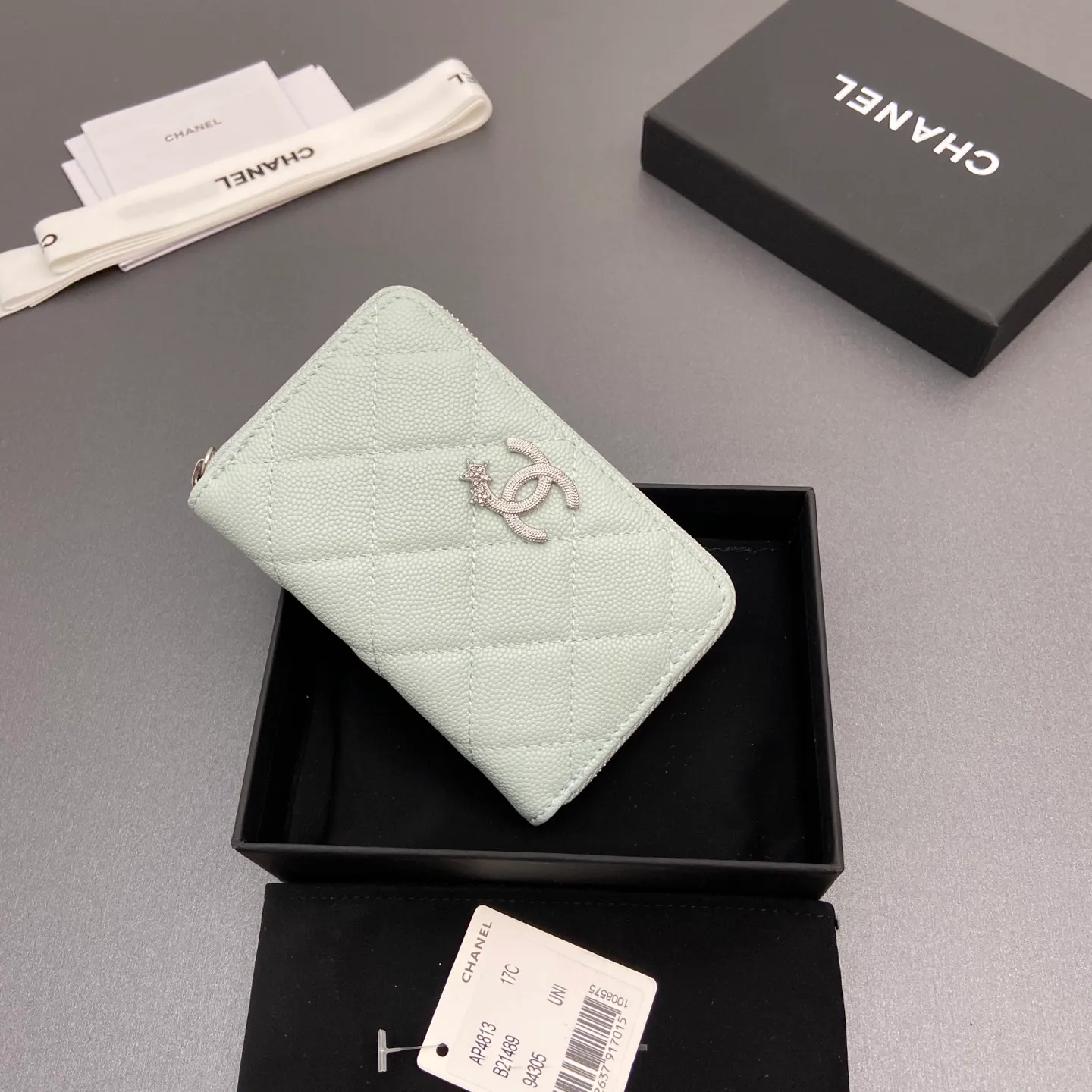 25b new series caviar cowhide with stars ⭐logo shiny blingblibg~zipper bag card holder series 6 card slots, 1 zipper bag Item number: A 4813 Price: 360 Size: w13×h8.5×d2cm Color: light blue fine ball pattern silver star hardware