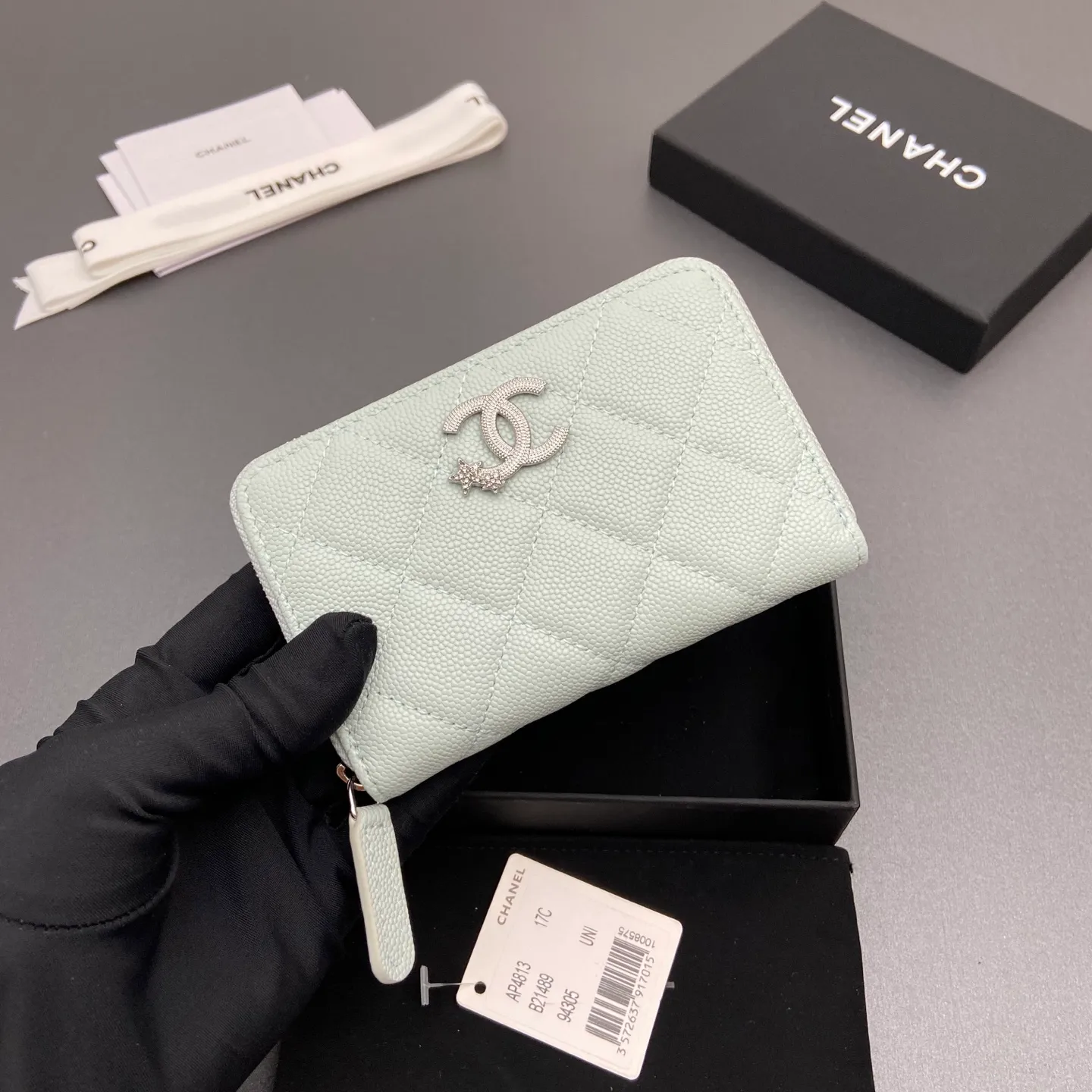 25b new series caviar cowhide with stars ⭐logo shiny blingblibg~zipper bag card holder series 6 card slots, 1 zipper bag Item number: A 4813 Price: 360 Size: w13×h8.5×d2cm Color: light blue fine ball pattern silver star hardware