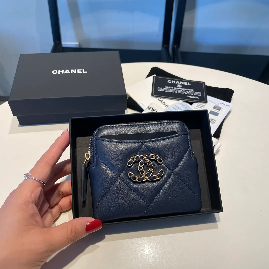 💰440😊Upgraded version💋🆕Ohanel new color🆕The latest zipper card holder coin purse with multiple card slots. The texture of goatskin is unparalleled. 😼The 19 series that is mainly recommended this season is a big rhombus with a strong retro style. Is there anyone who wants to buy every color?🧸 The logo is eye-catching and unique, the goatskin has a faint luster, and the temperament instantly ups and downs❣The fashionable style and style are also co-created by Karl and Viard. The first series launched by the new artistic director will be a key recommendation of the brand from this year to next year, conveying the essence of the brand, with a full set of packaging 2086🍃size: 12*9.5cm