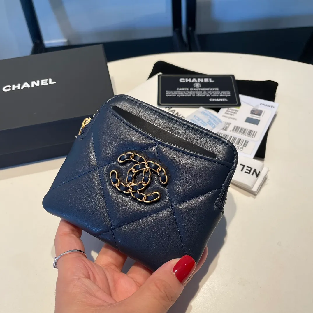 💰440😊Upgraded version💋🆕Ohanel new color🆕The latest zipper card holder coin purse with multiple card slots. The texture of goatskin is unparalleled. 😼The 19 series that is mainly recommended this season is a big rhombus with a strong retro style. Is there anyone who wants to buy every color?🧸 The logo is eye-catching and unique, the goatskin has a faint luster, and the temperament instantly ups and downs❣The fashionable style and style are also co-created by Karl and Viard. The first series launched by the new artistic director will be a key recommendation of the brand from this year to next year, conveying the essence of the brand, with a full set of packaging 2086🍃size: 12*9.5cm
