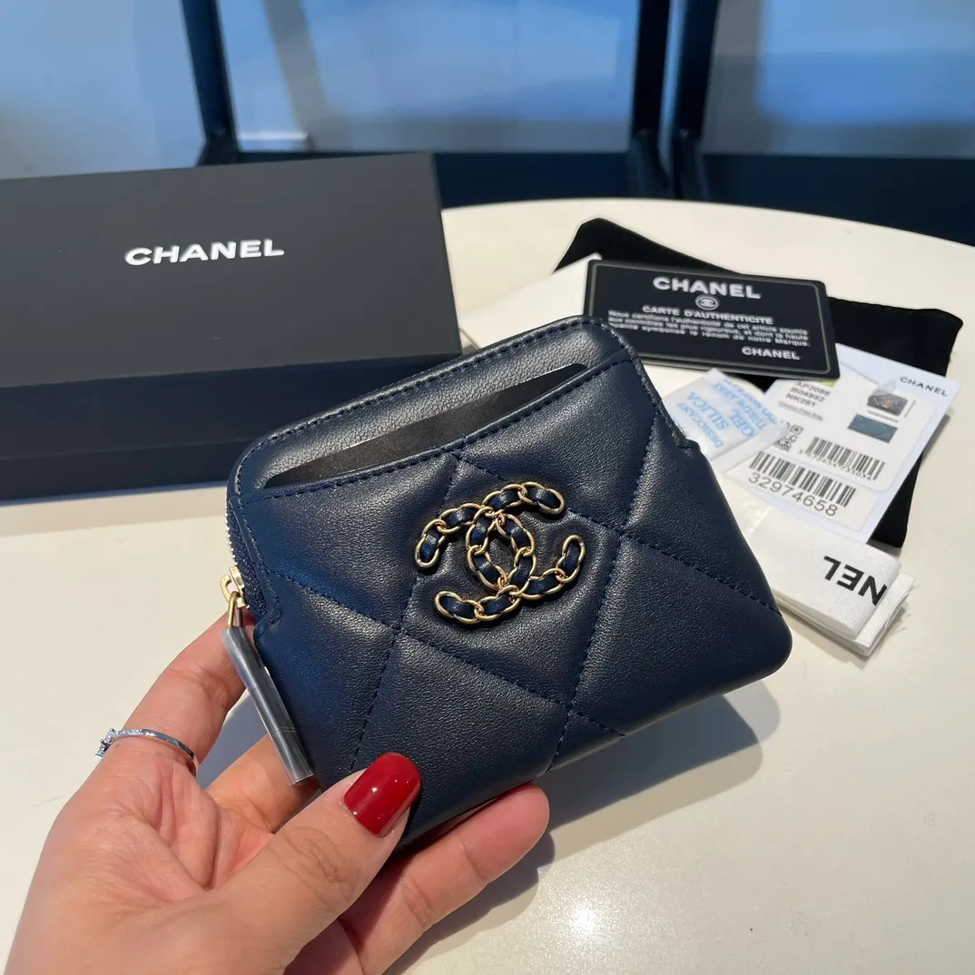 💰440😊Upgraded version💋🆕Ohanel new color🆕The latest zipper card holder coin purse with multiple card slots. The texture of goatskin is unparalleled. 😼The 19 series that is mainly recommended this season is a big rhombus with a strong retro style. Is there anyone who wants to buy every color?🧸 The logo is eye-catching and unique, the goatskin has a faint luster, and the temperament instantly ups and downs❣The fashionable style and style are also co-created by Karl and Viard. The first series launched by the new artistic director will be a key recommendation of the brand from this year to next year, conveying the essence of the brand, with a full set of packaging 2086🍃size: 12*9.5cm