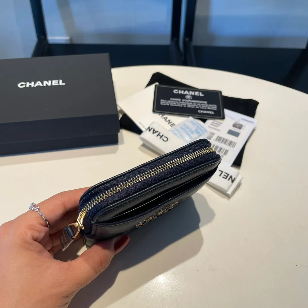 💰440😊Upgraded version💋🆕Ohanel new color🆕The latest zipper card holder coin purse with multiple card slots. The texture of goatskin is unparalleled. 😼The 19 series that is mainly recommended this season is a big rhombus with a strong retro style. Is there anyone who wants to buy every color?🧸 The logo is eye-catching and unique, the goatskin has a faint luster, and the temperament instantly ups and downs❣The fashionable style and style are also co-created by Karl and Viard. The first series launched by the new artistic director will be a key recommendation of the brand from this year to next year, conveying the essence of the brand, with a full set of packaging 2086🍃size: 12*9.5cm