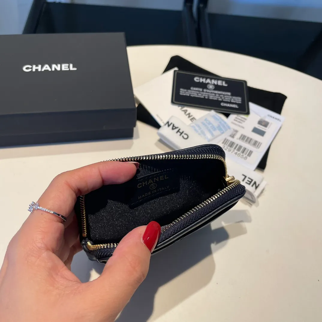 💰440😊Upgraded version💋🆕Ohanel new color🆕The latest zipper card holder coin purse with multiple card slots. The texture of goatskin is unparalleled. 😼The 19 series that is mainly recommended this season is a big rhombus with a strong retro style. Is there anyone who wants to buy every color?🧸 The logo is eye-catching and unique, the goatskin has a faint luster, and the temperament instantly ups and downs❣The fashionable style and style are also co-created by Karl and Viard. The first series launched by the new artistic director will be a key recommendation of the brand from this year to next year, conveying the essence of the brand, with a full set of packaging 2086🍃size: 12*9.5cm