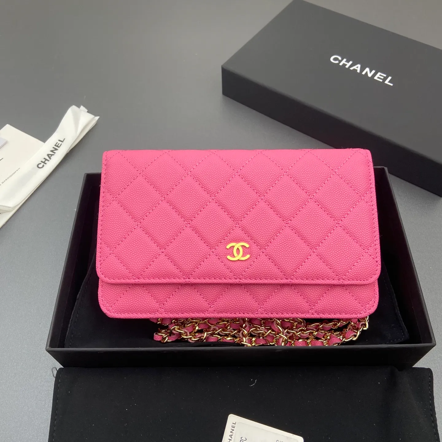 Xiaoxiang imported Italian caviar cowhide Item number: A0250 Price: 640 Size: w20×h13×d3.5cm Color: Plum red fine ball pattern golden steel mark