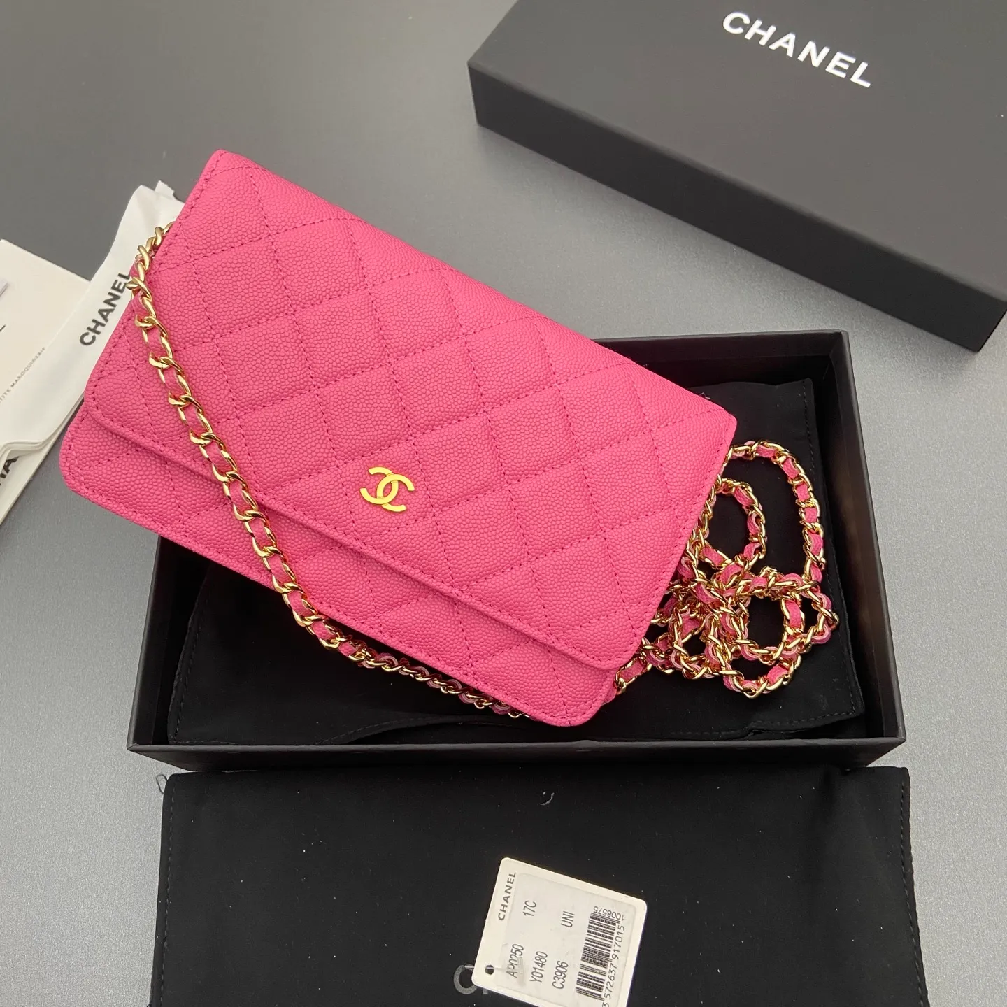 Xiaoxiang imported Italian caviar cowhide Item number: A0250 Price: 640 Size: w20×h13×d3.5cm Color: Plum red fine ball pattern golden steel mark
